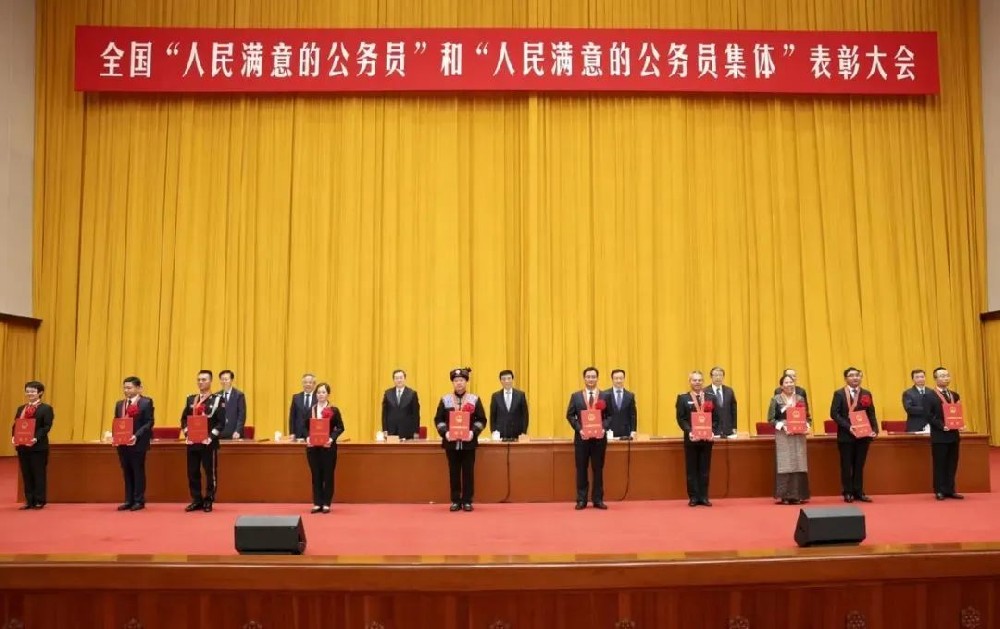 人民滿意的公務員、跨海高鐵、電力裝備綠色低碳發展、網絡文明等中英翻譯