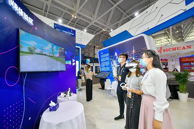 人民滿意的公務員、跨海高鐵、電力裝備綠色低碳發展、網絡文明等中英翻譯