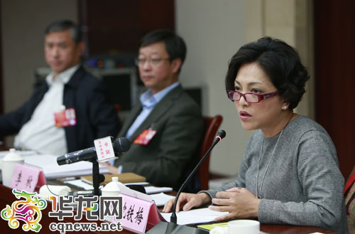 全國人大代表、重慶市川劇院院長沈鐵梅在代表小組會議上發言。 特派記者 李文科 攝