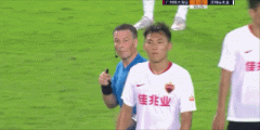 主裁判克拉滕伯格怎么那么生氣，耳機都扔掉了？